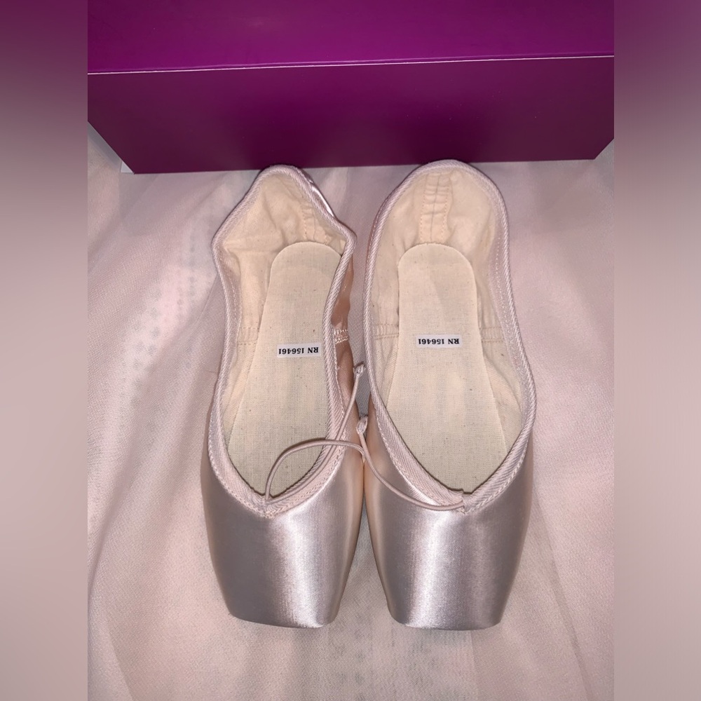 NWT NEW Russian Pointe Rubin U-Cut Drawstring Pointe Shoes, Size 36 W2 V2 H
